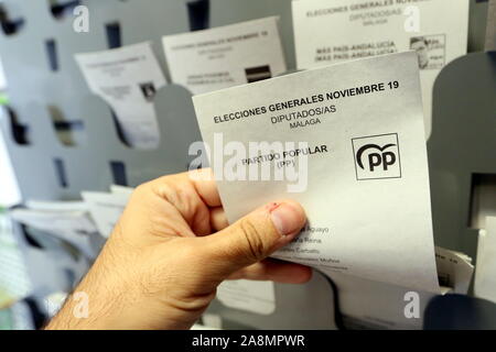 November 10, 2019: 10. November 2019 (Malaga) 10 n, 6 Monate nach keine Einigung zwischen den Parteien die allgemeinen Wahlen in Spanien wiederholt. Diesen Sonntag 37 Millionen Spanier genannt sind in der allgemeinen Wahlen, die in diesem Jahr die Vierte, die in den letzten vier Jahren auftreten, mit den entsprechenden Ausgaben für Steuerzahler. Für diese 10 N, eine halbe Million Menschen wurden mobilisiert, um die Wahllokale in einem Prozess, an dem, unter anderem, Postboten, der Polizei und der Notare zu gehen. Von 09:00 Uhr morgens bis 20:00 Uhr am Nachmittag, oder 22,867 Wahllokale Wahllokale durch Stockfoto