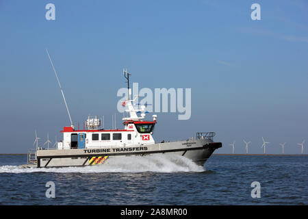 Turbine überträgt Schiff "abersoch Bay" segeln in Richtung der Offshore-windpark Burbo Bank Stockfoto