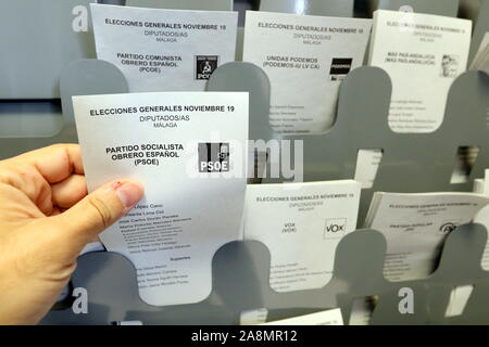 November 10, 2019: 10. November 2019 (Malaga) 10 n, 6 Monate nach keine Einigung zwischen den Parteien die allgemeinen Wahlen in Spanien wiederholt. Diesen Sonntag 37 Millionen Spanier genannt sind in der allgemeinen Wahlen, die in diesem Jahr die Vierte, die in den letzten vier Jahren auftreten, mit den entsprechenden Ausgaben für Steuerzahler. Für diese 10 N, eine halbe Million Menschen wurden mobilisiert, um die Wahllokale in einem Prozess, an dem, unter anderem, Postboten, der Polizei und der Notare zu gehen. Von 09:00 Uhr morgens bis 20:00 Uhr am Nachmittag, oder 22,867 Wahllokale Wahllokale durch Stockfoto