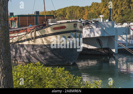 Avignon, Provence/Frankreich - September 27, 2018: Schwimmende Hotels in alten Schiffen auf der Rhone günstig Stockfoto