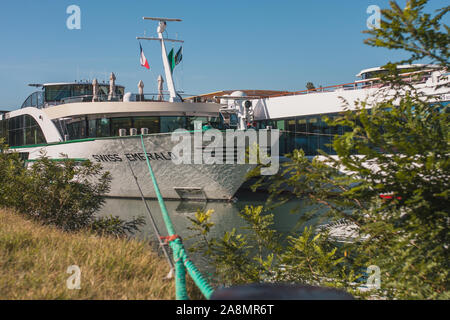 Avignon, Provence/Frankreich - September 27, 2018: Schwimmende Hotels in alten Schiffen auf der Rhone günstig Stockfoto