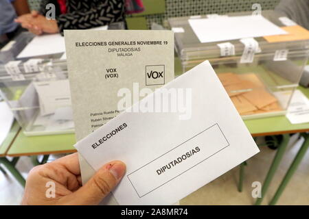 November 10, 2019: 10. November 2019 (Malaga) 10 n, 6 Monate nach keine Einigung zwischen den Parteien die allgemeinen Wahlen in Spanien wiederholt. Diesen Sonntag 37 Millionen Spanier genannt sind in der allgemeinen Wahlen, die in diesem Jahr die Vierte, die in den letzten vier Jahren auftreten, mit den entsprechenden Ausgaben für Steuerzahler. Für diese 10 N, eine halbe Million Menschen wurden mobilisiert, um die Wahllokale in einem Prozess, an dem, unter anderem, Postboten, der Polizei und der Notare zu gehen. Von 09:00 Uhr morgens bis 20:00 Uhr am Nachmittag, oder 22,867 Wahllokale Wahllokale durch Stockfoto