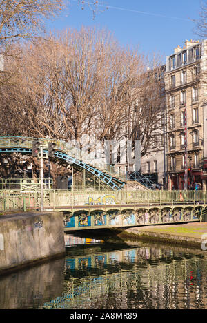 Paris, Kanal Saint-Martin, im Winter am Kai Stockfoto