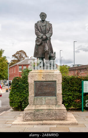 Eine Statue von Captain Scott in Portsmouth Dockyard. Stockfoto