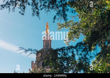 Avignon, Provence/Frankreich - September 27, 2018: Heilige Maria Statue Notre Dames des Domes Kirche in der Nähe der Päpstlichen Palast Stockfoto