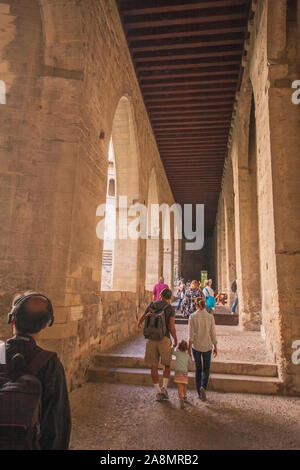 Avignon, Provence/Frankreich - September 27, 2018: Touristen im Inneren des Päpstlichen Palast Stockfoto