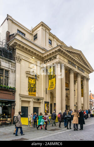 Menschen, die darauf warteten, The Lion King im Lyceum Theatre im West End von London zu sehen. Stockfoto