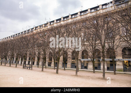 Paris, Frankreich, märz, 24. 2018, Gärten des Palais Royal, öffentlicher Garten, schöne Aussicht auf eine Gasse im Winter Stockfoto