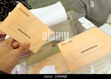 November 10, 2019: 10. November 2019 (Malaga) 10 n, 6 Monate nach keine Einigung zwischen den Parteien die allgemeinen Wahlen in Spanien wiederholt. Diesen Sonntag 37 Millionen Spanier genannt sind in der allgemeinen Wahlen, die in diesem Jahr die Vierte, die in den letzten vier Jahren auftreten, mit den entsprechenden Ausgaben für Steuerzahler. Für diese 10 N, eine halbe Million Menschen wurden mobilisiert, um die Wahllokale in einem Prozess, an dem, unter anderem, Postboten, der Polizei und der Notare zu gehen. Von 09:00 Uhr morgens bis 20:00 Uhr am Nachmittag, oder 22,867 Wahllokale Wahllokale durch Stockfoto