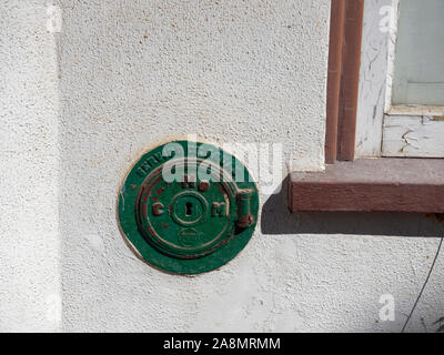 Eine externe Altmodische Wasserzähler auf die Wand von einem Haus in einem Bergdorf in Portugal. Stockfoto