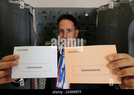 November 10, 2019: 10. November 2019 (Malaga) 10 n, 6 Monate nach keine Einigung zwischen den Parteien die allgemeinen Wahlen in Spanien wiederholt. Diesen Sonntag 37 Millionen Spanier genannt sind in der allgemeinen Wahlen, die in diesem Jahr die Vierte, die in den letzten vier Jahren auftreten, mit den entsprechenden Ausgaben für Steuerzahler. Für diese 10 N, eine halbe Million Menschen wurden mobilisiert, um die Wahllokale in einem Prozess, an dem, unter anderem, Postboten, der Polizei und der Notare zu gehen. Von 09:00 Uhr morgens bis 20:00 Uhr am Nachmittag, oder 22,867 Wahllokale Wahllokale durch Stockfoto