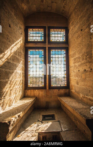 Avignon, Provence/Frankreich - September 27, 2018: schöne Fenster mit Glasmalereien im Inneren des Päpstlichen Palast Stockfoto