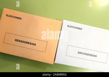 November 10, 2019: 10. November 2019 (Malaga) 10 n, 6 Monate nach keine Einigung zwischen den Parteien die allgemeinen Wahlen in Spanien wiederholt. Diesen Sonntag 37 Millionen Spanier genannt sind in der allgemeinen Wahlen, die in diesem Jahr die Vierte, die in den letzten vier Jahren auftreten, mit den entsprechenden Ausgaben für Steuerzahler. Für diese 10 N, eine halbe Million Menschen wurden mobilisiert, um die Wahllokale in einem Prozess, an dem, unter anderem, Postboten, der Polizei und der Notare zu gehen. Von 09:00 Uhr morgens bis 20:00 Uhr am Nachmittag, oder 22,867 Wahllokale Wahllokale durch Stockfoto