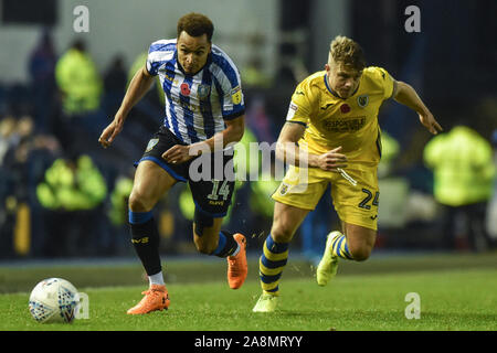 9. November 2019, Hillsborough, Sheffield, England; Sky Bet Meisterschaft, Sheffield Mittwoch v Swansea City: Jacob Murphy (14) von Sheffield Wednesday und Jake Bidwell (24) von Swansea City für die Kugel konkurrieren. Credit: Dean Williams/News Bilder Stockfoto