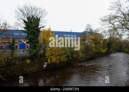 9. November 2019, Hillsborough, Sheffield, England; Sky Bet Meisterschaft, Sheffield Mittwoch v Swansea City: Wasser außerhalb Hillsborough Stadion angehoben. Credit: Dean Williams/News Bilder Stockfoto