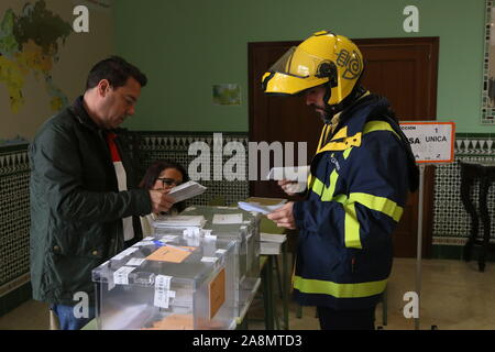 November 10, 2019: 10. November 2019 (Malaga) 10 n, 6 Monate nach keine Einigung zwischen den Parteien die allgemeinen Wahlen in Spanien wiederholt. Diesen Sonntag 37 Millionen Spanier genannt sind in der allgemeinen Wahlen, die in diesem Jahr die Vierte, die in den letzten vier Jahren auftreten, mit den entsprechenden Ausgaben für Steuerzahler. Für diese 10 N, eine halbe Million Menschen wurden mobilisiert, um die Wahllokale in einem Prozess, an dem, unter anderem, Postboten, der Polizei und der Notare zu gehen. Von 09:00 Uhr morgens bis 20:00 Uhr am Nachmittag, oder 22,867 Wahllokale Wahllokale durch Stockfoto