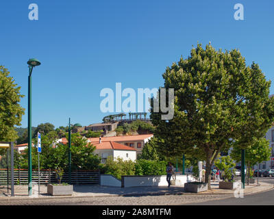 Die geschwungene Hauptstraße laufen durch die Stadt, die Berge von Monchique, mit seinen gepflasterten Gehsteigen, und weiß getünchten Häusern. Stockfoto