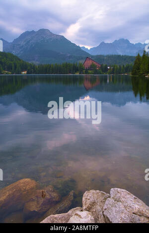 Štrbské Pleso See im Herbst, im Nationalpark der Hohen Tatra, Slowakei Stockfoto