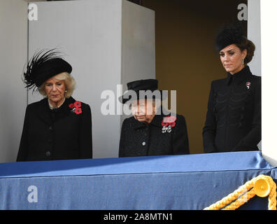 (Von links nach rechts) die Herzogin von Cornwall, Königin Elizabeth II. und die Herzogin von Cambridge während der Erinnerung Sonntag Service am Ehrenmal Gedenkstätte in Whitehall, London. Stockfoto