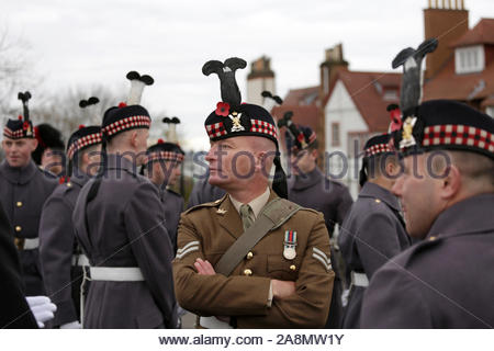 Edinburgh, Schottland, Großbritannien. 10. November 2019. Tag der Erinnerung. Eine Datenerhebung, die auf der Castle Esplanade von ehemaligen Soldaten, Veteranen und Rohre und Trommeln, in der Vorbereitung für den Marsch der Royal Mile, Mit einer Kranzniederlegung im Stein der Erinnerung außerhalb der Stadt in der Kammern. Dies wird von einem Service in St Giles' Cathedral befolgt werden. Quelle: Craig Brown/Alamy leben Nachrichten Stockfoto