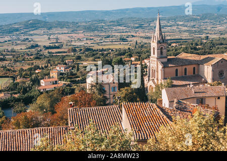 Gordes, Vaucluse, Provence-Alpes-Cote d'Azur, Frankreich, 25. September 2018: Schöne Aussicht auf die neue Kirche Stockfoto