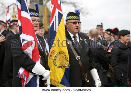 Edinburgh, Schottland, Großbritannien. 10. November 2019. Tag der Erinnerung. Eine Datenerhebung, die auf der Castle Esplanade von ehemaligen Soldaten, Veteranen und Rohre und Trommeln, in der Vorbereitung für den Marsch der Royal Mile, Mit einer Kranzniederlegung im Stein der Erinnerung außerhalb der Stadt in der Kammern. Dies wird von einem Service in St Giles' Cathedral befolgt werden. Quelle: Craig Brown/Alamy leben Nachrichten Stockfoto