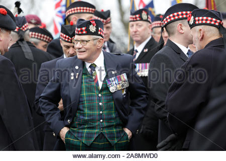 Edinburgh, Schottland, Großbritannien. 10. November 2019. Tag der Erinnerung. Eine Datenerhebung, die auf der Castle Esplanade von ehemaligen Soldaten, Veteranen und Rohre und Trommeln, in der Vorbereitung für den Marsch der Royal Mile, Mit einer Kranzniederlegung im Stein der Erinnerung außerhalb der Stadt in der Kammern. Dies wird von einem Service in St Giles' Cathedral befolgt werden. Quelle: Craig Brown/Alamy leben Nachrichten Stockfoto