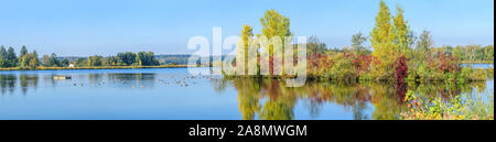 Herbstliche Ansicht zu einem kleinen Stausee der Wertach River in der Nähe von Bobingen in Bayern Stockfoto