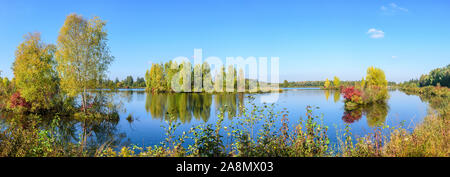 Herbstliche Ansicht zu einem kleinen Stausee der Wertach River in der Nähe von Bobingen in Bayern Stockfoto