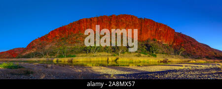 Panorama der Glen Helen Schlucht am Abend mit permanenten Wasserloch Finke River. Tjoritja - West MacDonnell Ranges in Northern Territory, Zentrale Stockfoto