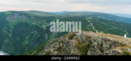 Abend Riesengebirge Landschaft von schneekoppe Hügel auf tschechisch-polnischen Grenze mit vielen Hügeln und Lucni bouda Hütte Stockfoto