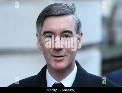 Führer des Unterhauses Jakob Rees-Mogg in Downing Street ankommen für die Erinnerung Sonntag Service am Ehrenmal Gedenkstätte in Whitehall, London. Stockfoto