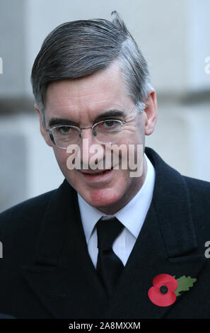 Führer des Unterhauses Jakob Rees-Mogg in Downing Street ankommen für die Erinnerung Sonntag Service am Ehrenmal Gedenkstätte in Whitehall, London. Stockfoto