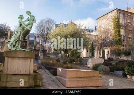 Paris, Friedhof Saint-Vincent, Statue des Paares Stockfoto