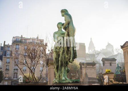 Paris, Friedhof Saint-Vincent, Statue des Paares Stockfoto