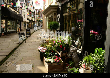 Billig Straße in Frome, Somerset. Kleine unabhängige Händler auf beiden Seiten eines Baches in der Mitte der mittelalterlichen Fußgängerzone. Stockfoto