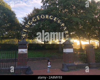 London, Großbritannien, 19. Oktober, 2018: Blick auf das eingangsschild von König George Park bei Sonnenaufgang. Stockfoto