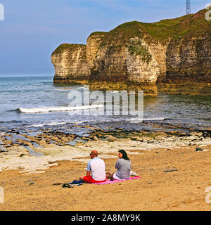 Paar am Strand von Flamborough Head, Yorkshire Stockfoto