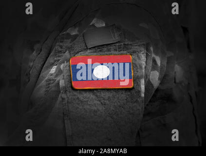 Flagge von Laos auf der Uniform. Armee, Soldaten, Soldaten. Collage. Stockfoto