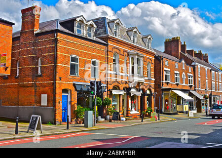 Eine typische Zeile aus rotem Backstein Gebäude im Zentrum der malerischen ländlichen Dorf Tarporley. High Street Shops vor allem kleine Unternehmen vor Ort. Stockfoto