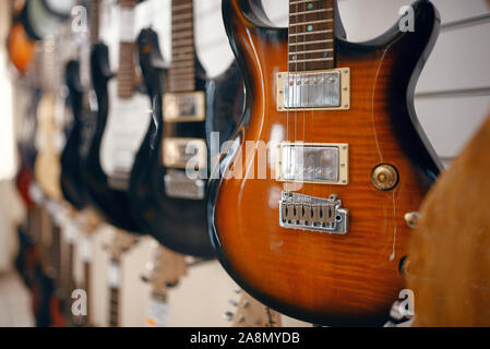 Reihen von E-Gitarren im Music Store, niemand Stockfoto