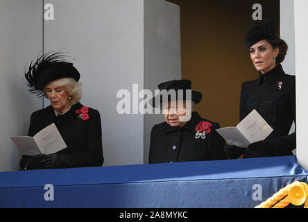 (Von links nach rechts) die Herzogin von Cornwall, Königin Eizabeth II und die Herzogin von Cambridge während der Erinnerung Sonntag Service am Ehrenmal Gedenkstätte in Whitehall, London. Stockfoto