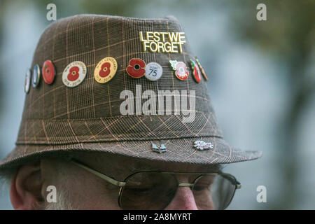 London, Großbritannien. 10. November 2019. Ein Mitglied der Öffentlichkeit einen Hut tragen, mit commemorative Pins während der Trauerfeier am Ehrenmal in Whitehall. Amer ghazzal/Alamy leben Nachrichten Stockfoto