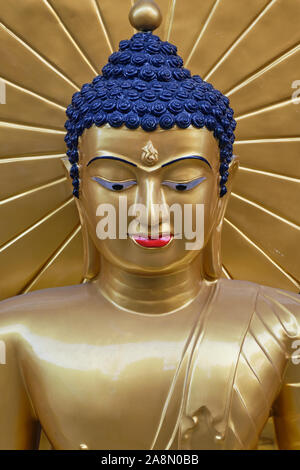 Der obere Teil eines Buddha Statue Buddha außerhalb einer Fabrik in Bamrung Muang Road, Bangkok, Thailand, Darstellung von Buddha mit einer Art von Halo Stockfoto