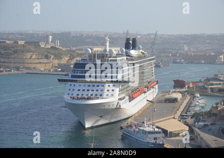 Schiff in den Hafen von Valletta, Malta Stockfoto