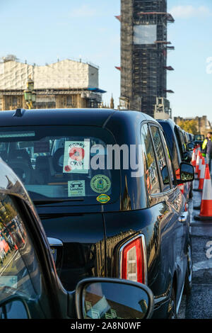 Die Westminster Bridge, London, UK. 10. November 2019. Black Cab Treiber auf die Westminster Bridge bietet kostenfreie Fahrten für Veteranen auf Tag der Erinnerung. Quelle: Matthew Chattle/Alamy leben Nachrichten Stockfoto