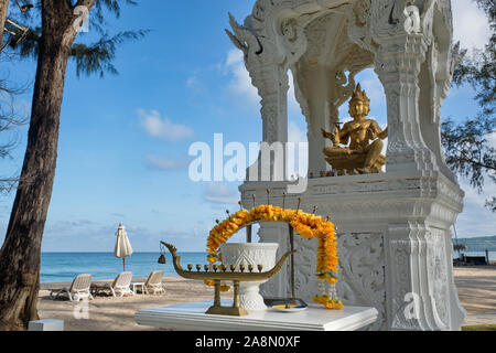 Ein Heiligtum mit einer vier-faced Brahma Statue, im Dusit Laguna Resort, Bang Tao Beach, Phuket, Thailand, eine Kopie des berühmten erawan Statue in Bangkok. Stockfoto