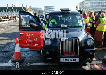 Die Westminster Bridge, London, UK. 10. November 2019. Black Cab Treiber auf die Westminster Bridge bietet kostenfreie Fahrten für Veteranen auf Tag der Erinnerung. Quelle: Matthew Chattle/Alamy leben Nachrichten Stockfoto