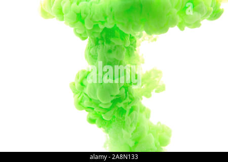 Abstrakten fließenden Flüssigkeiten oder grüne Tinte in Wasser auf einem weißen Hintergrund. Es sieht aus wie Rauch oder Cloud. Oder die Schwerelosigkeit. Stockfoto