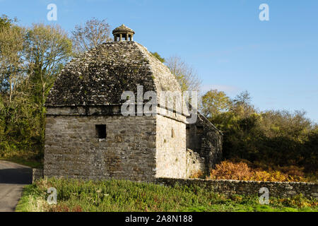 17. Jahrhundert Taubenschlag mit Kuppel durch gebührenpflichtige Straße Trwyn Du oder Penmon Punkt an Penmon Priorat auf Isle of Anglesey, North Wales, UK, Großbritannien Stockfoto